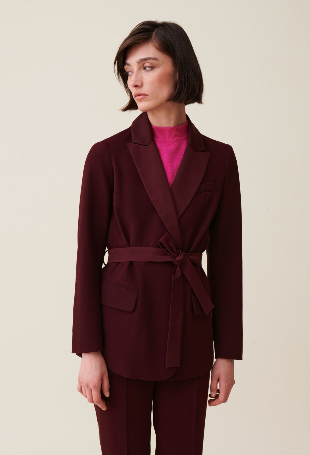 Veste tailleur boutonnée ceinturée 