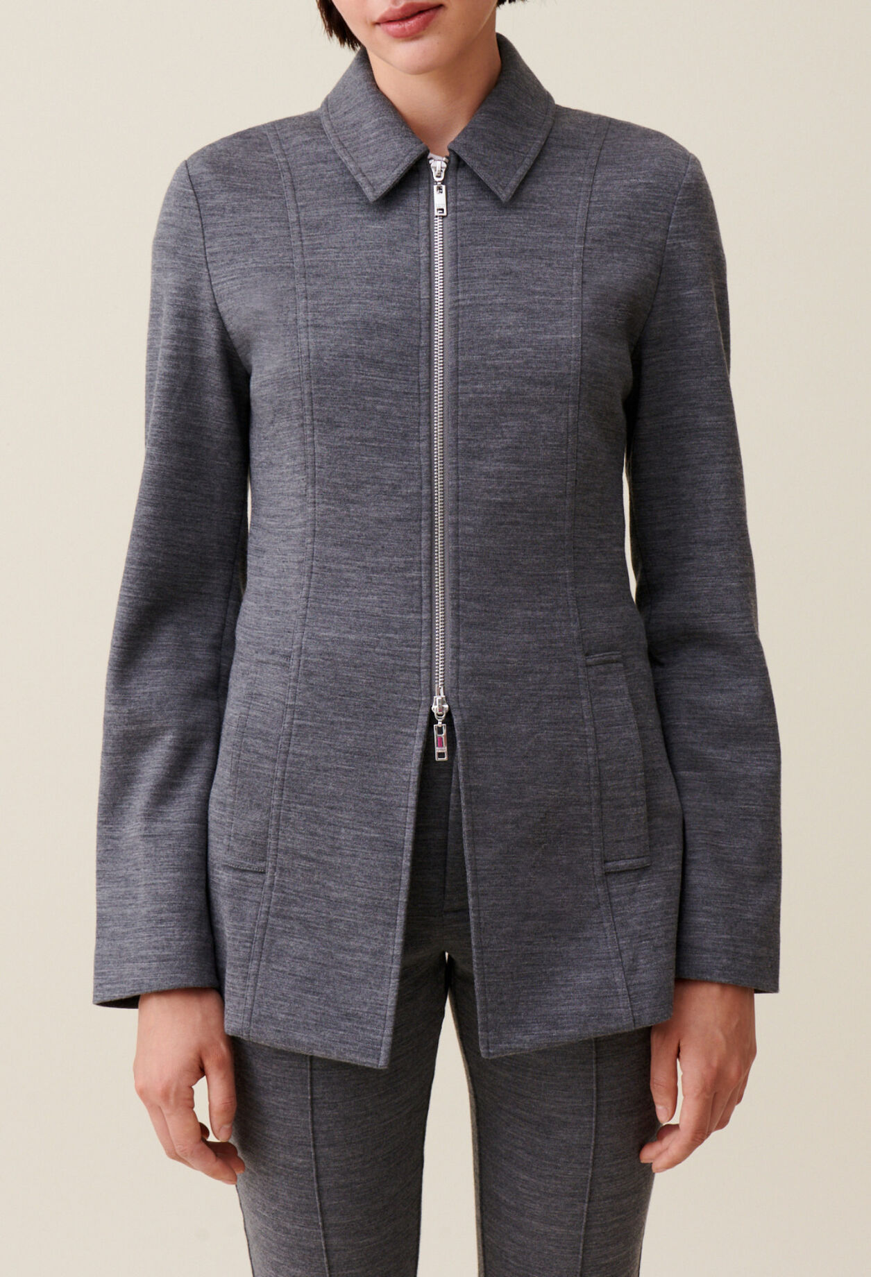 Veste cintr&eacute;e zipp&eacute;e grise