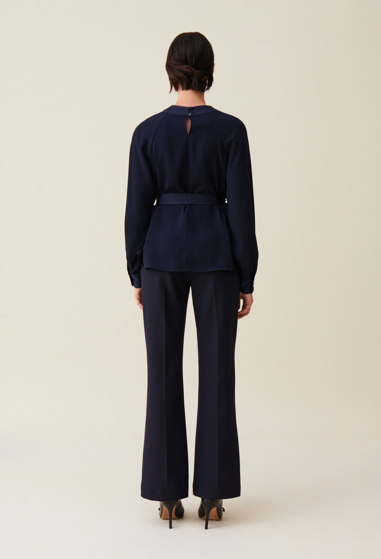 Blouse fluide ceintur&eacute;e marine