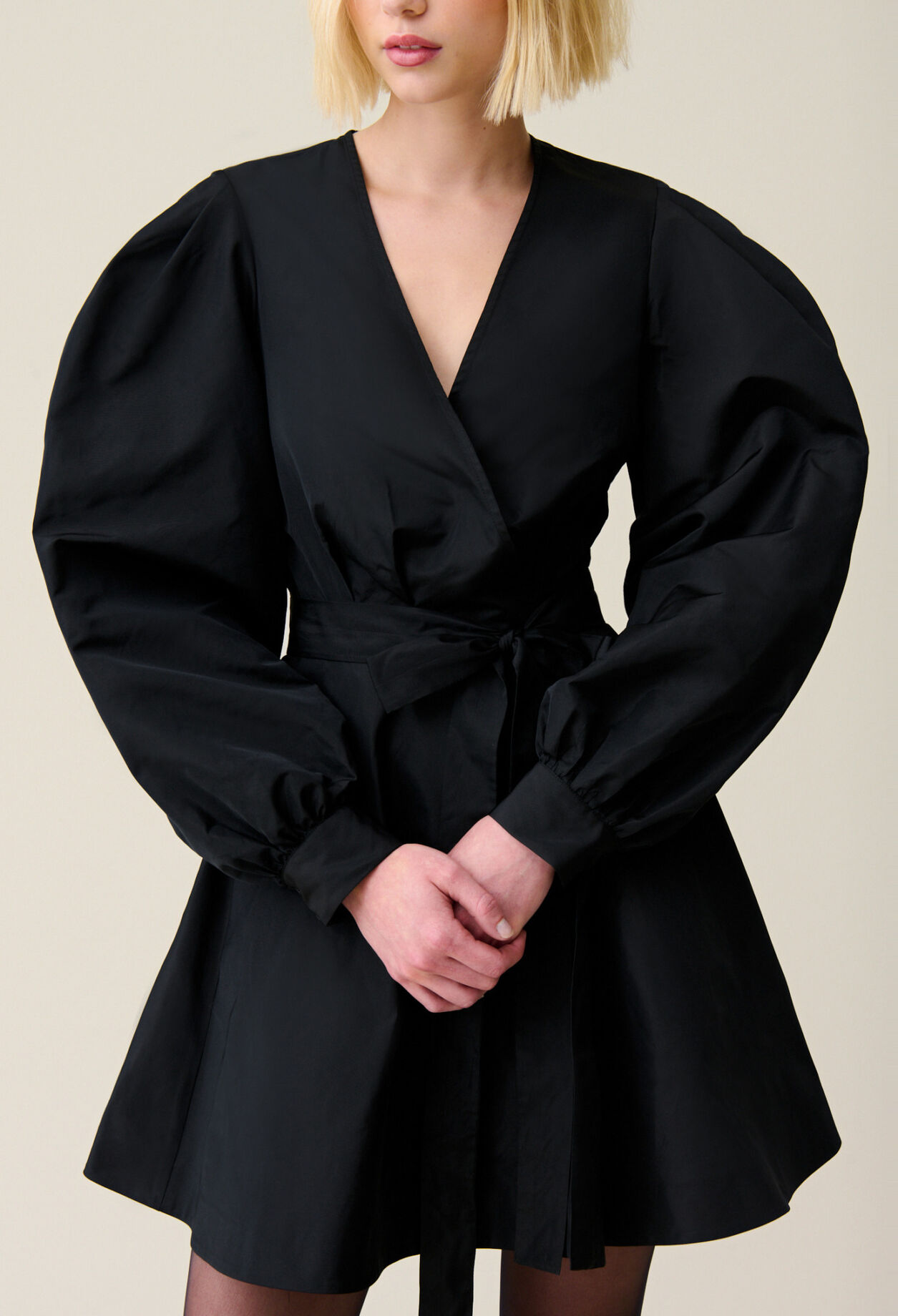 Robe courte manches ballons noire