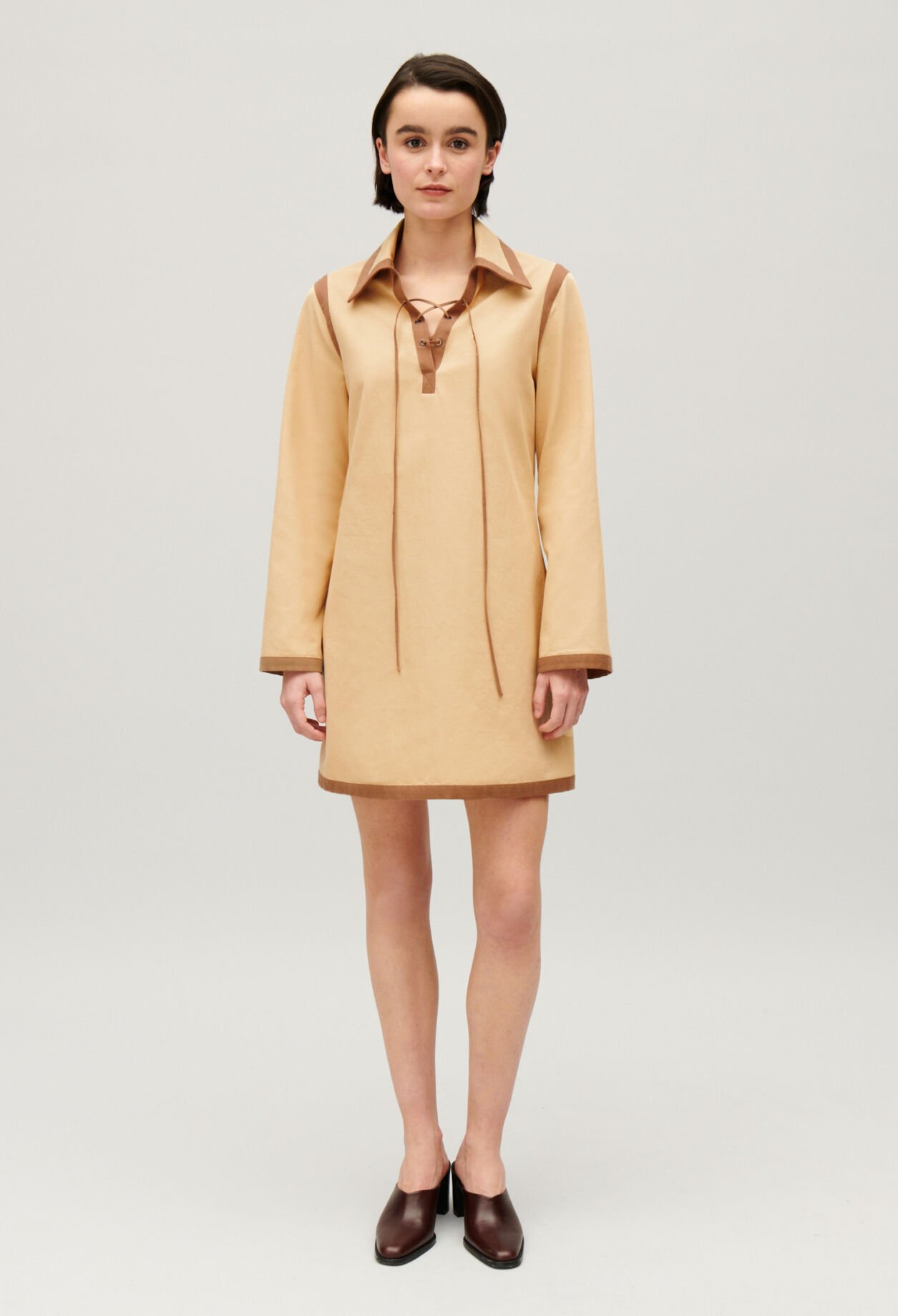 Robe courte lacée beige