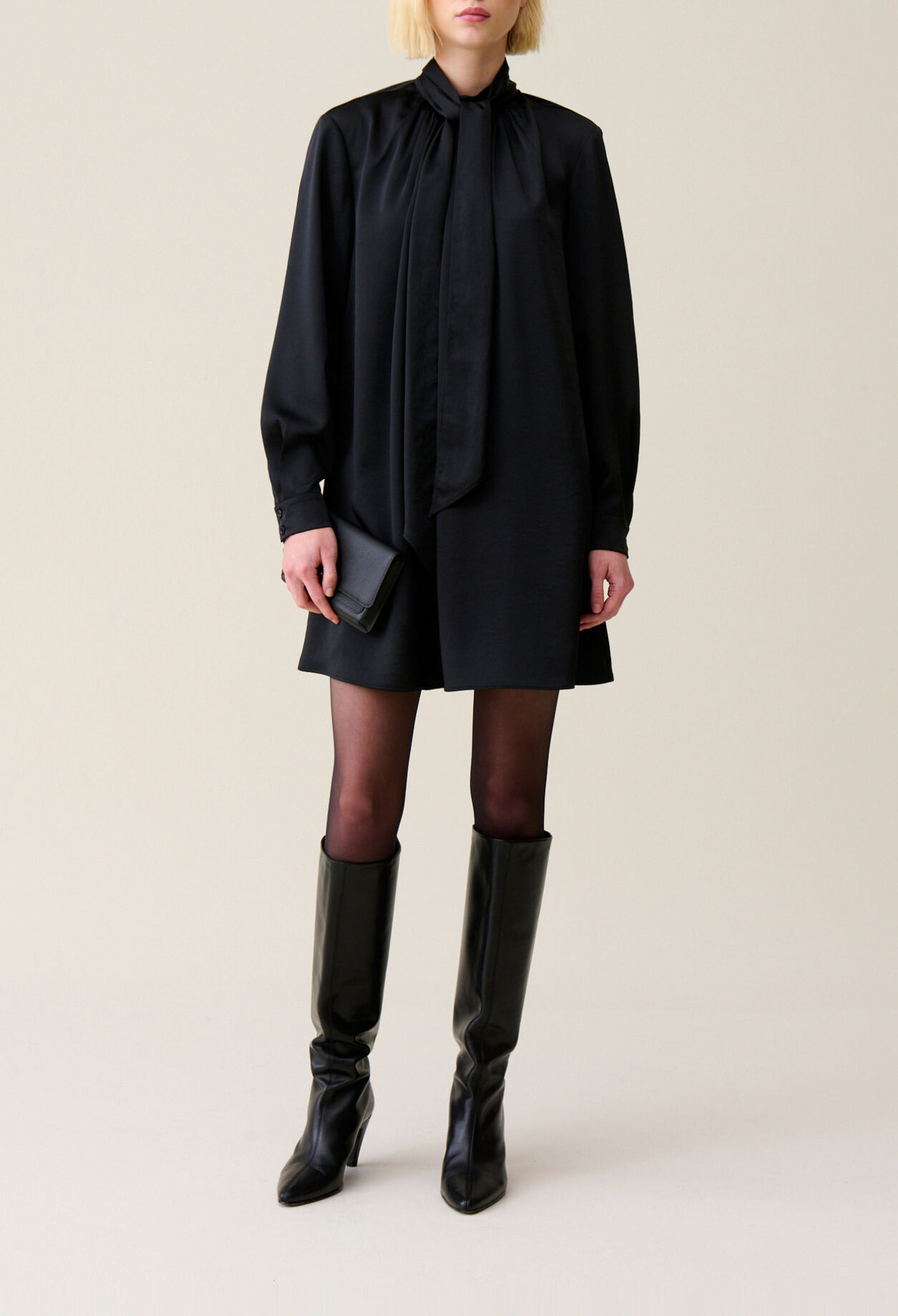 Robe fluide col lavalli&egrave;re noir