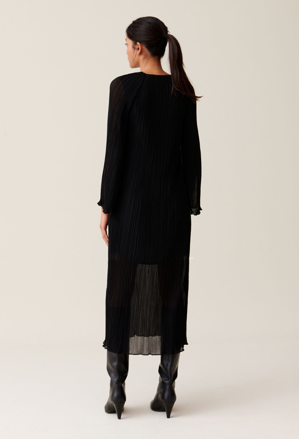 Robe longue plissée transparente