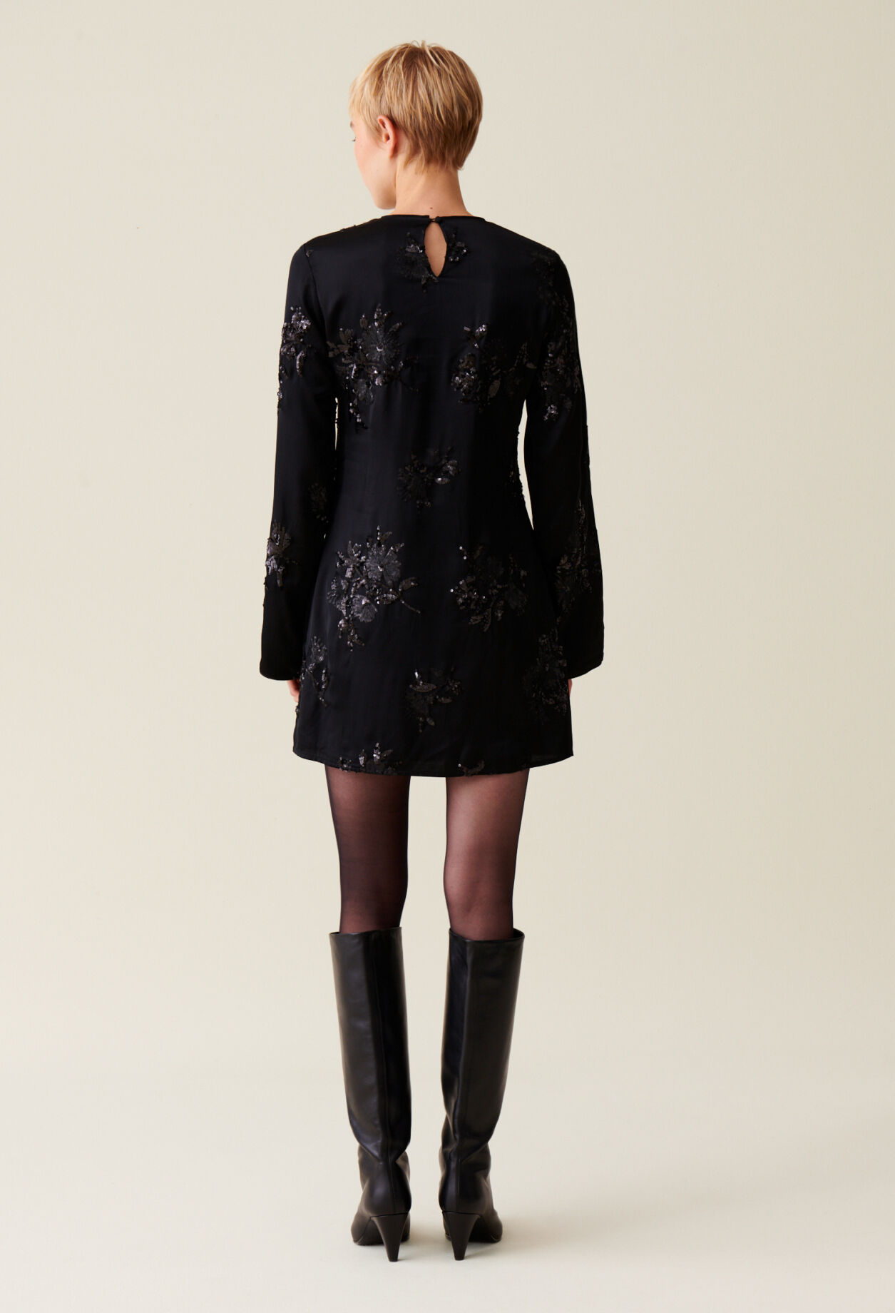 Robe courte noire sequins brodés