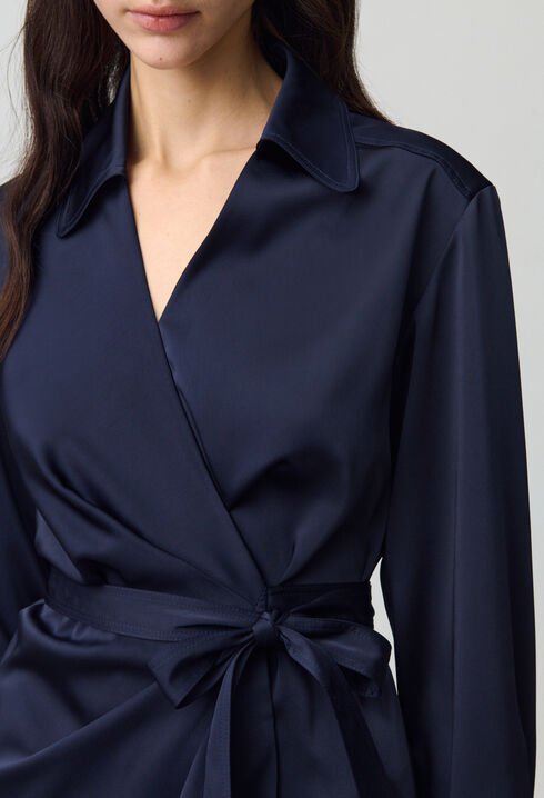 Robe satinée mi-longue portefeuille