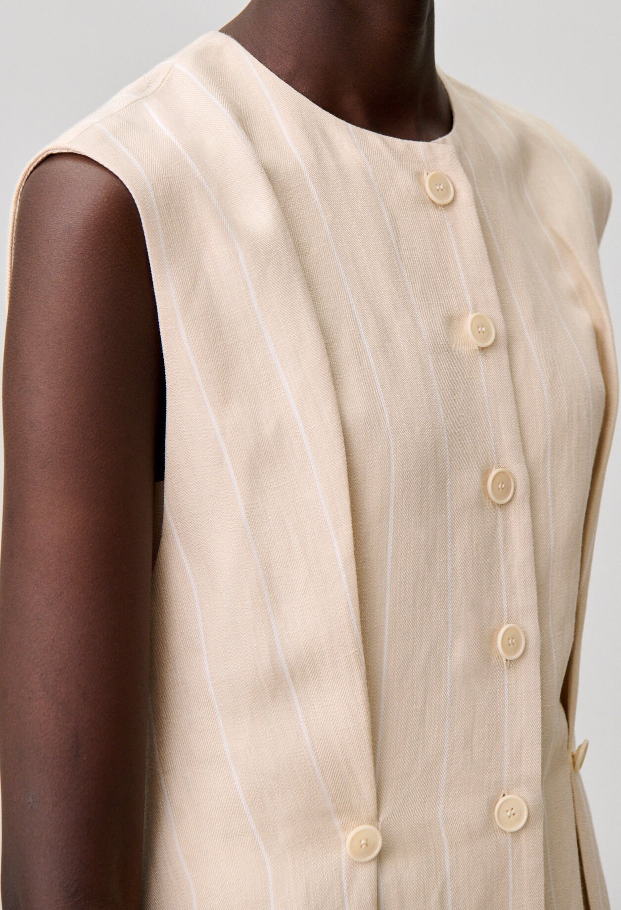 Robe courte sans manches