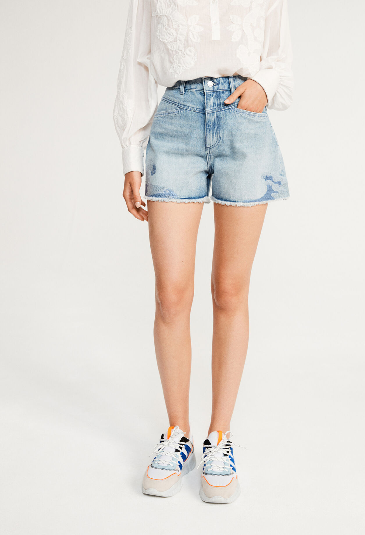 Short court en denim délavé