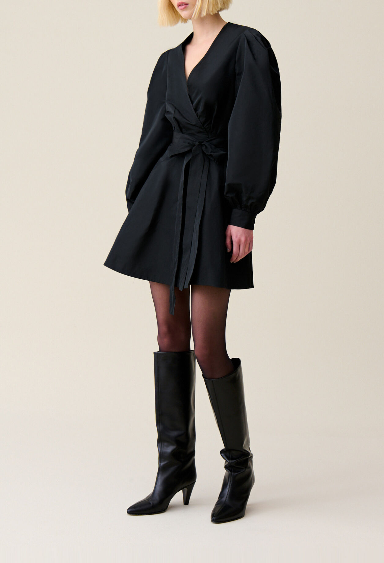 Robe courte manches ballons noire