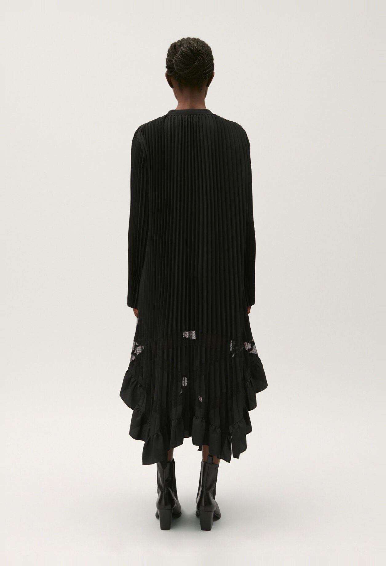 Robe noire longue plissée à volants