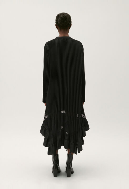 Robe noire longue plissée à volants