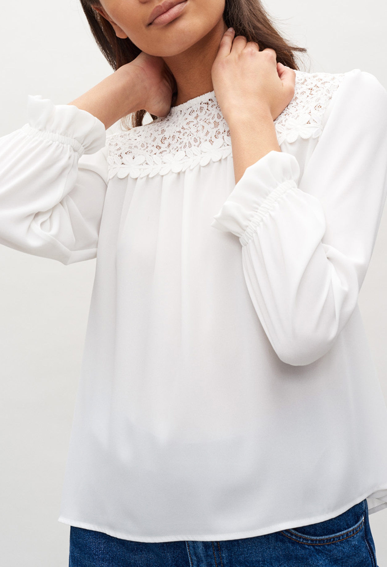 Blouse à détails guipures.