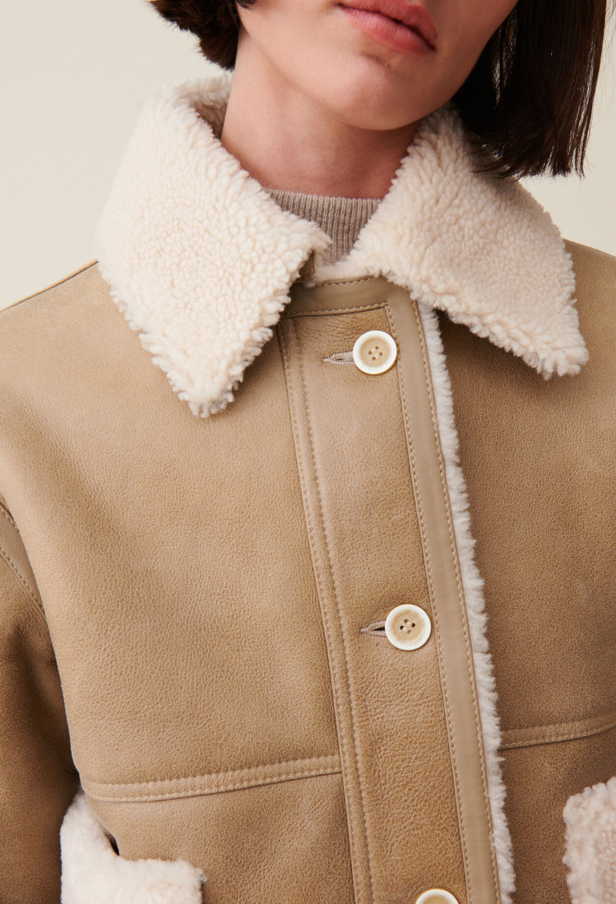 Veste peau lain&eacute;e courte beige