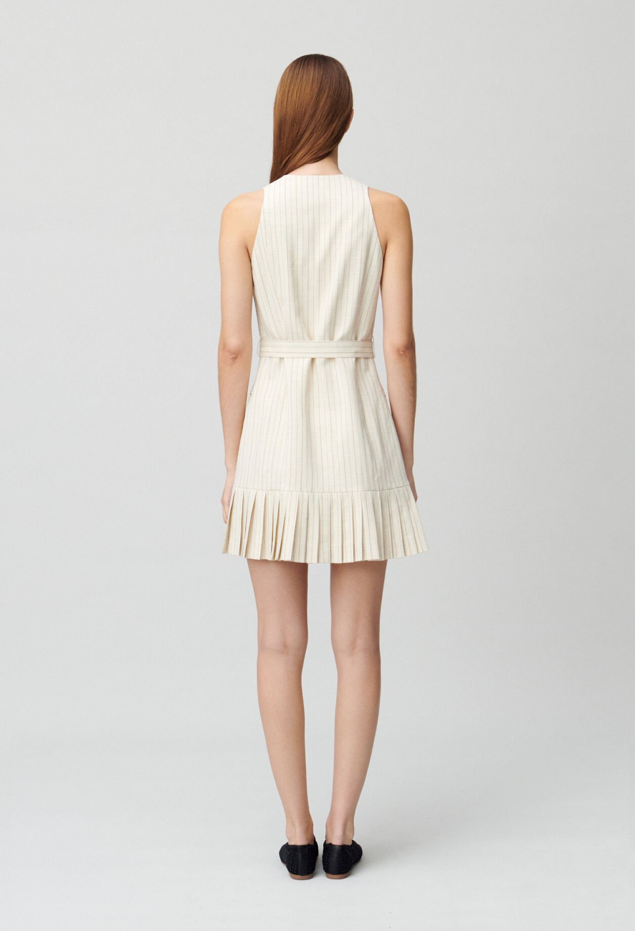 Robe courte cintrée plissée