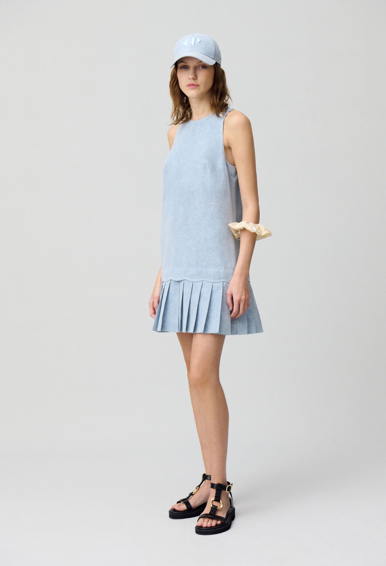 Robe courte sans manches