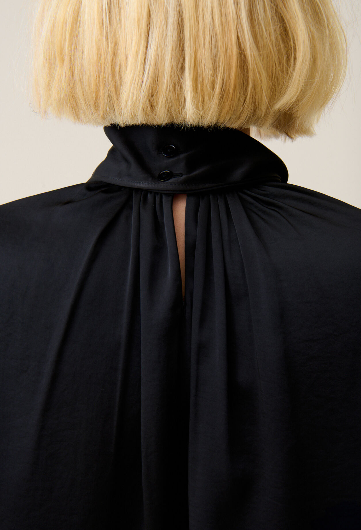 Robe fluide col lavallière noir