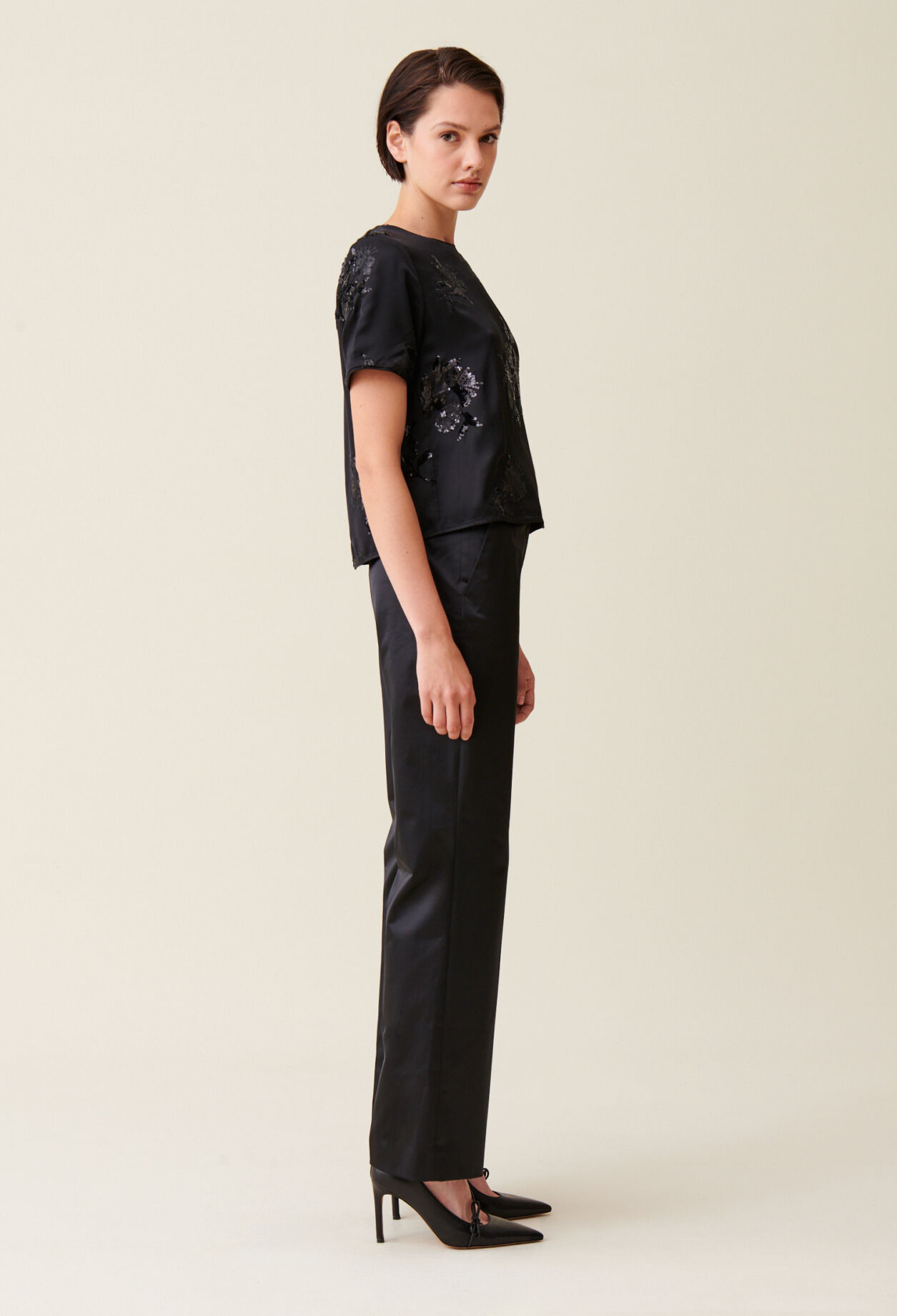 Top noir sequins brodés