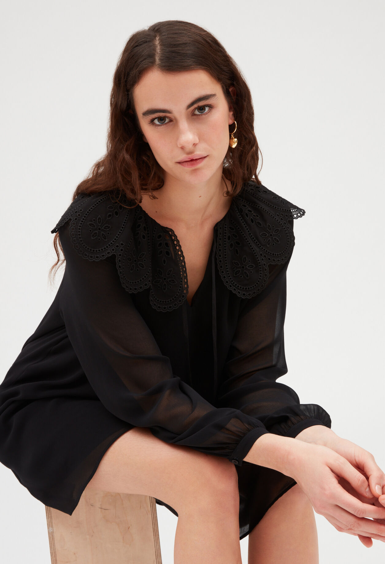 Robe courte Rifi noire large col