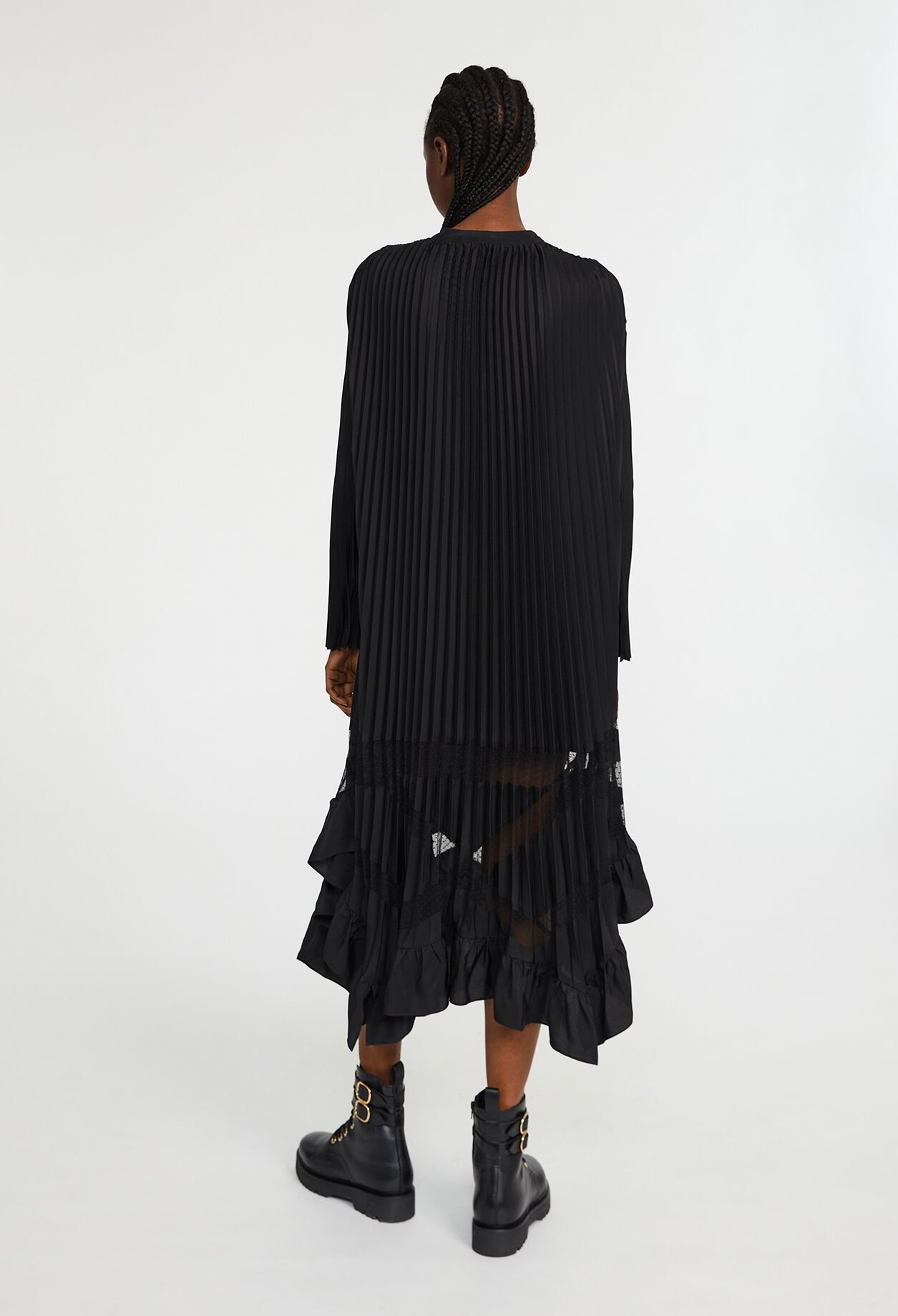Robe noire longue plissée à volants
