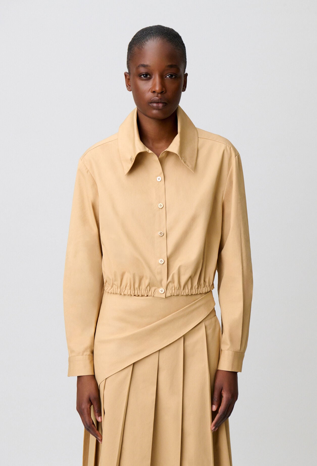 Chemise cropped col montant