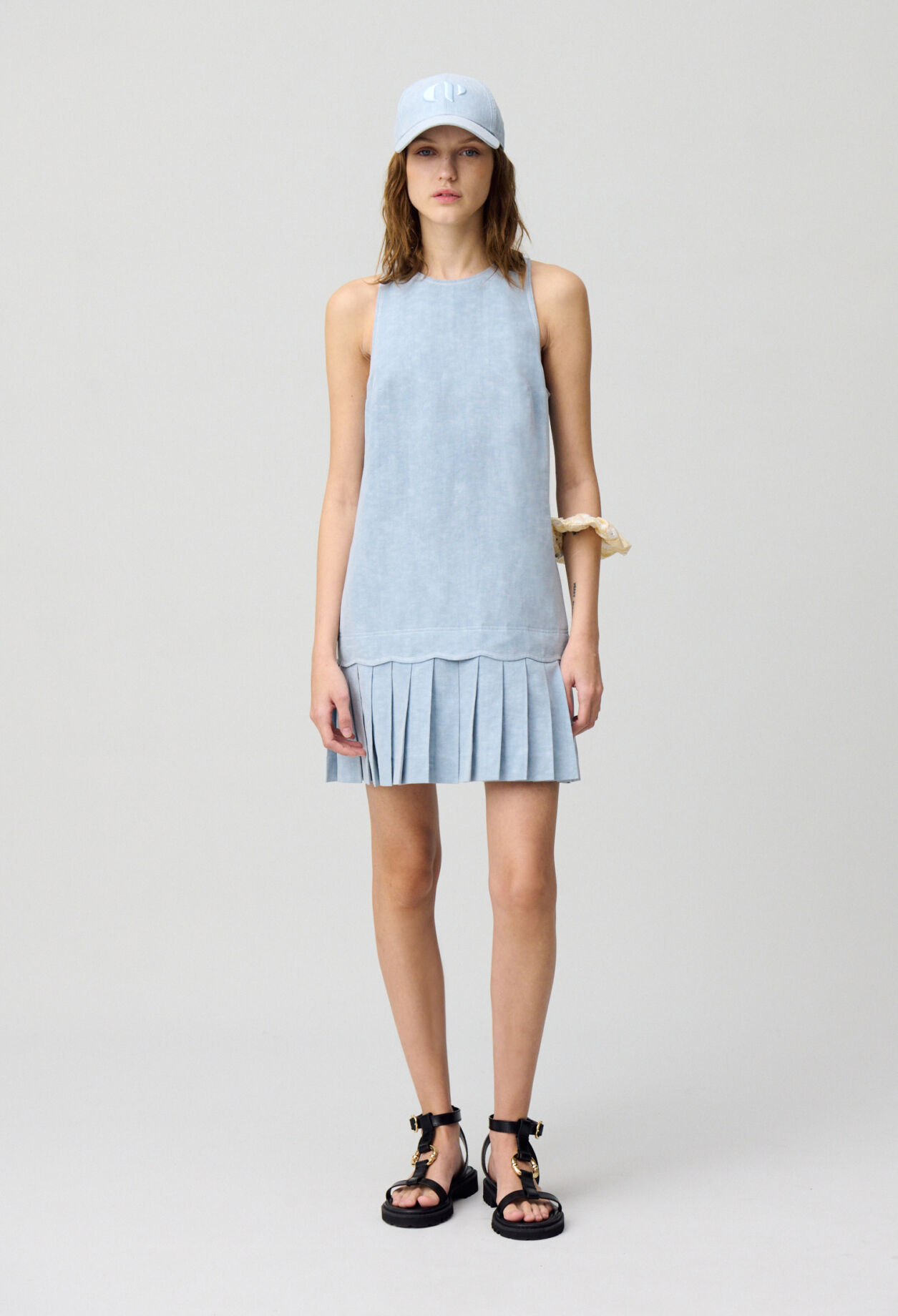 Robe courte sans manches