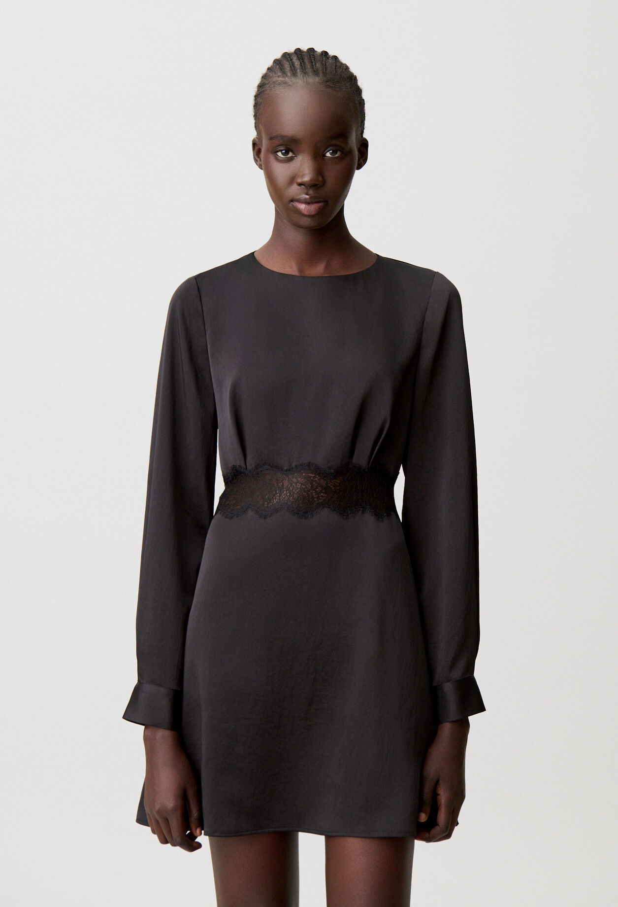 Robe courte fluide satin&eacute;e