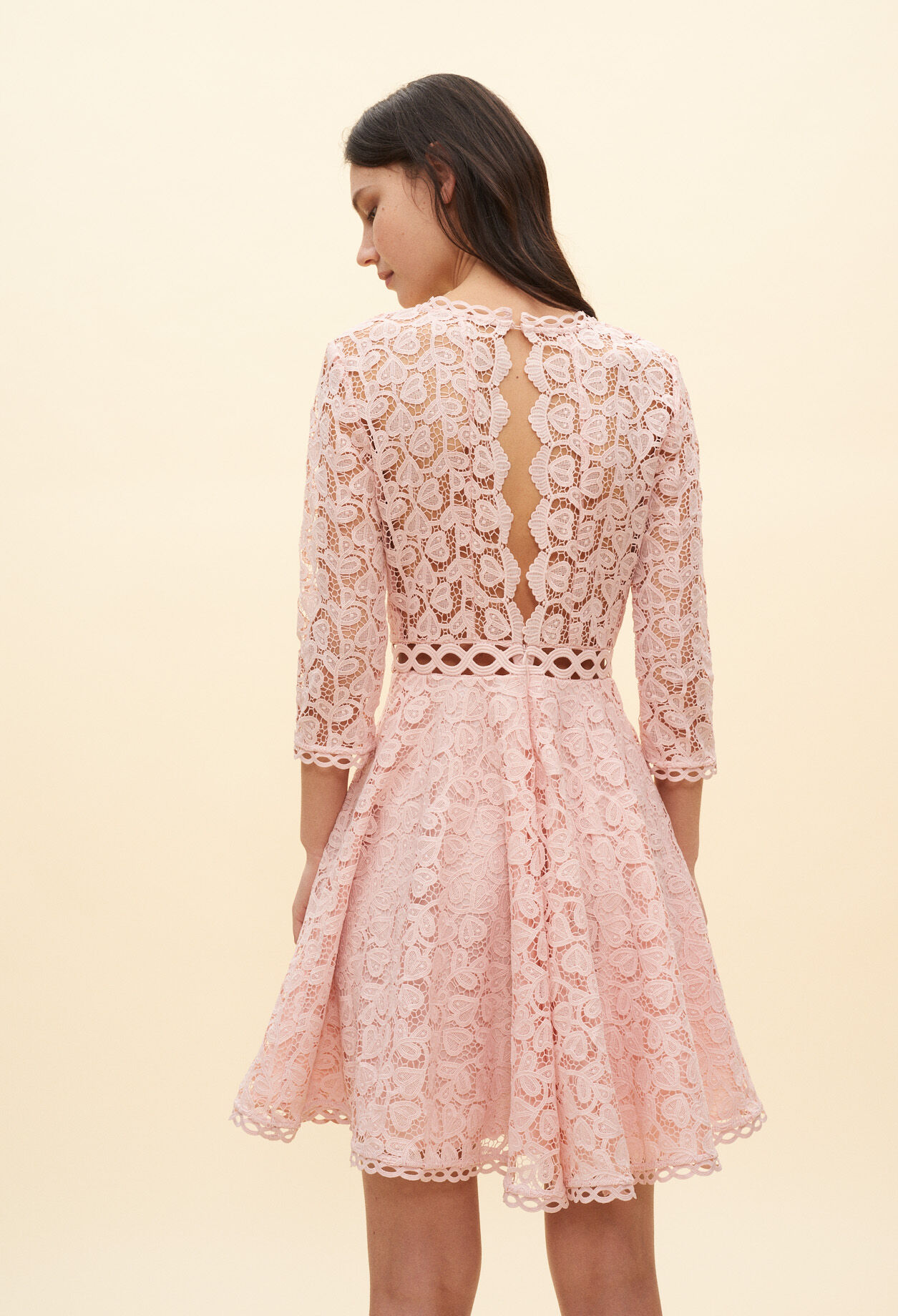 Robe courte en dentelle