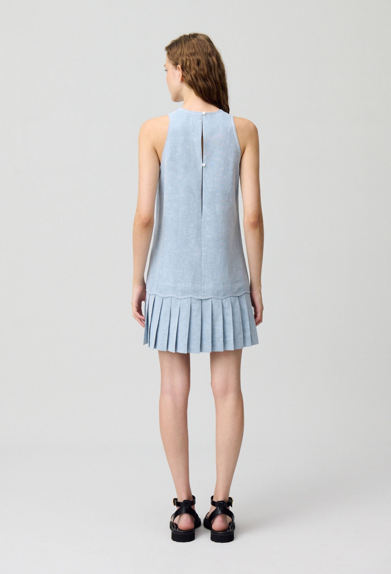 Robe courte sans manches