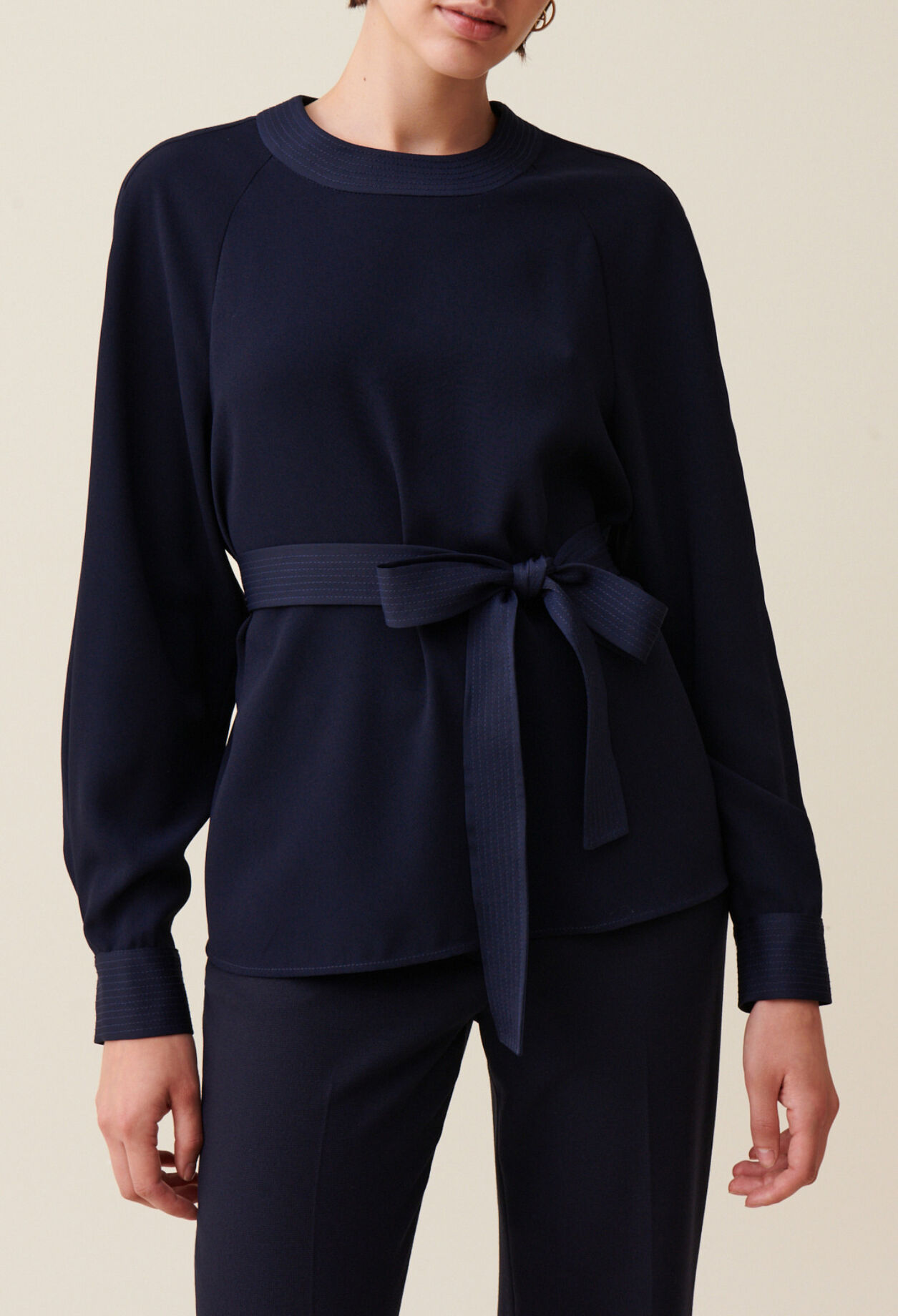 Blouse fluide ceintur&eacute;e marine