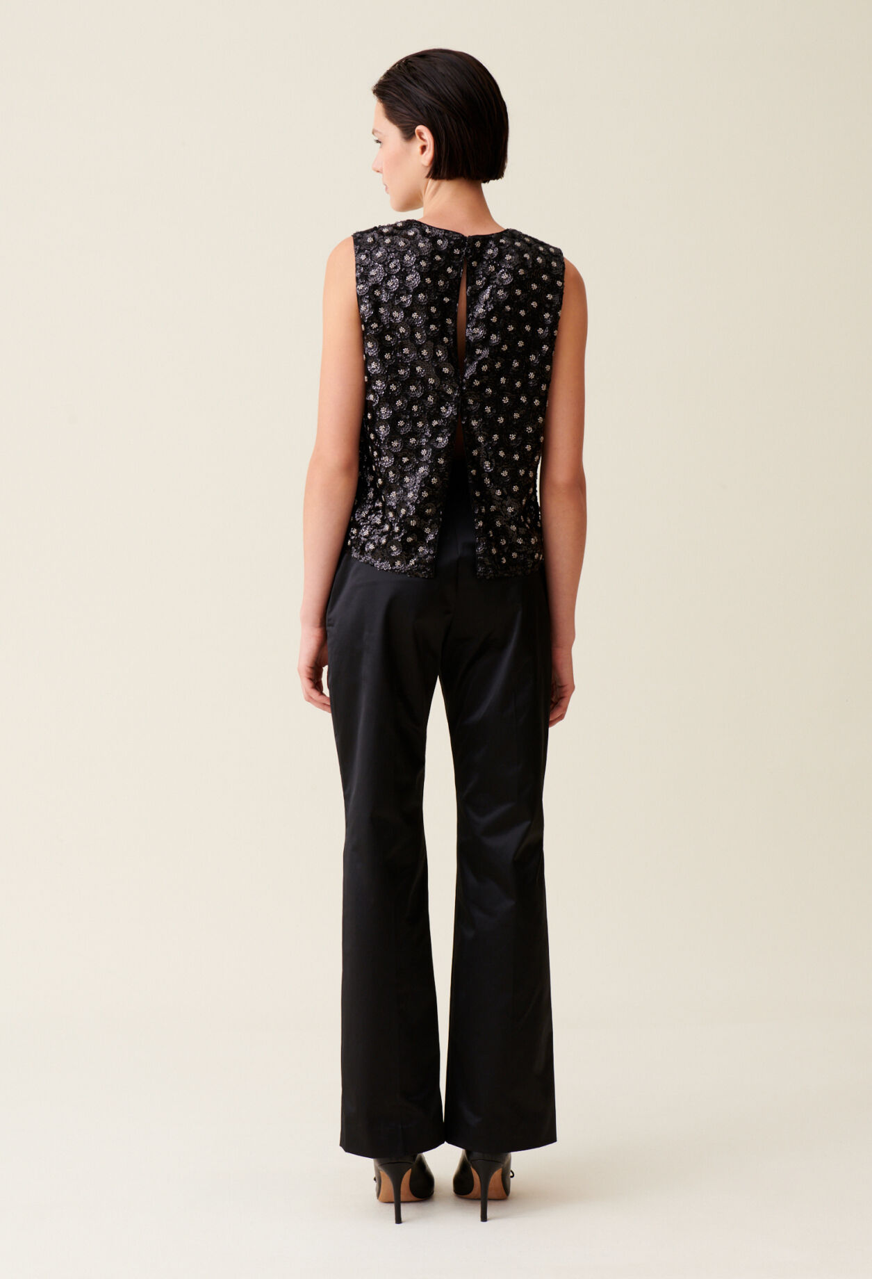 Top noir sequins brodés dos ouvert
