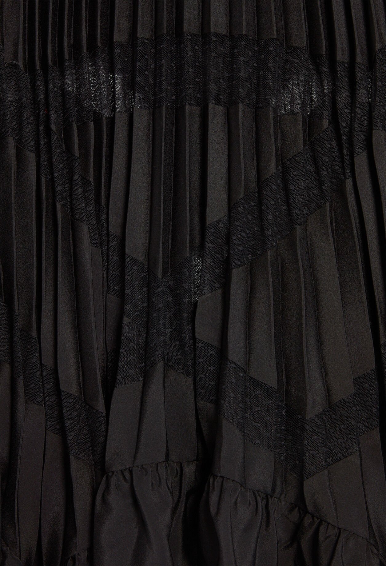 Robe noire longue plissée à volants