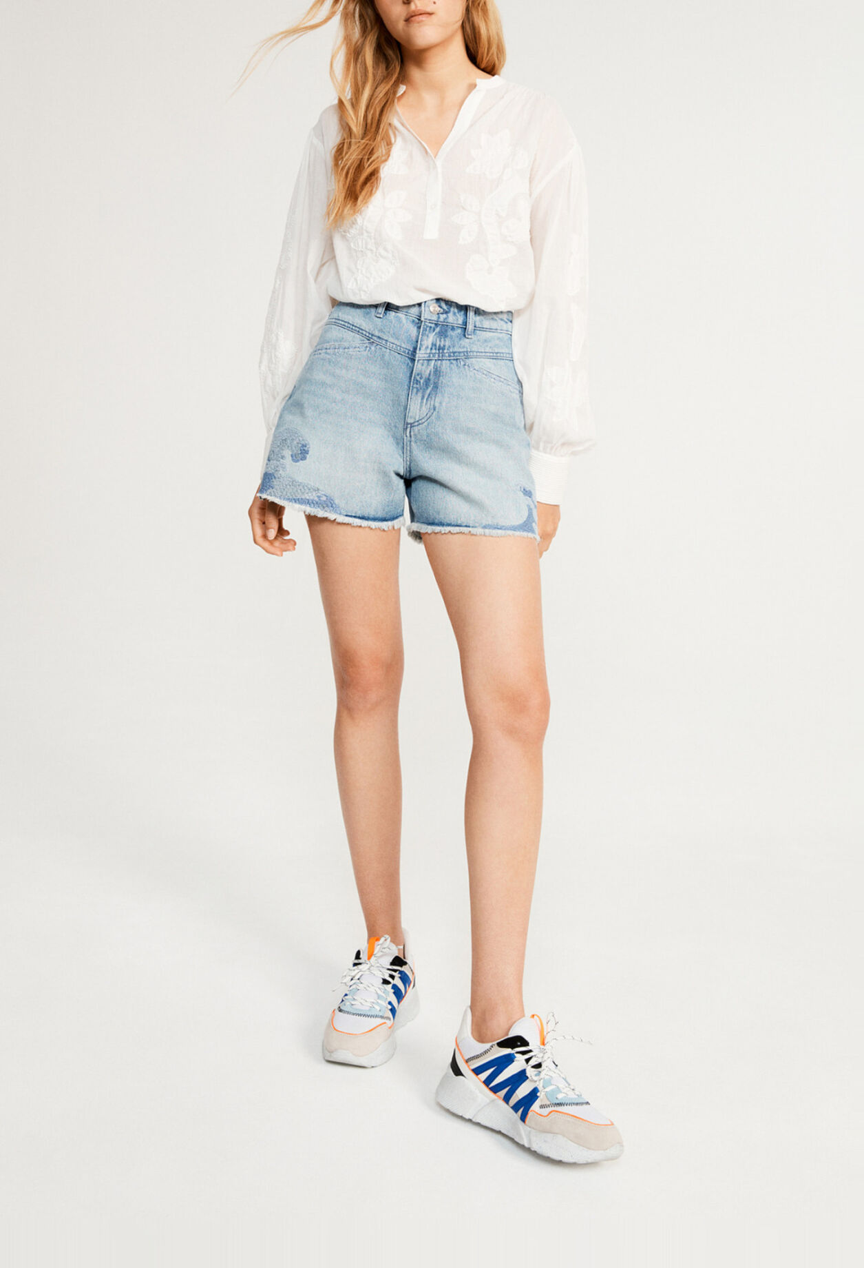 Short court en denim délavé