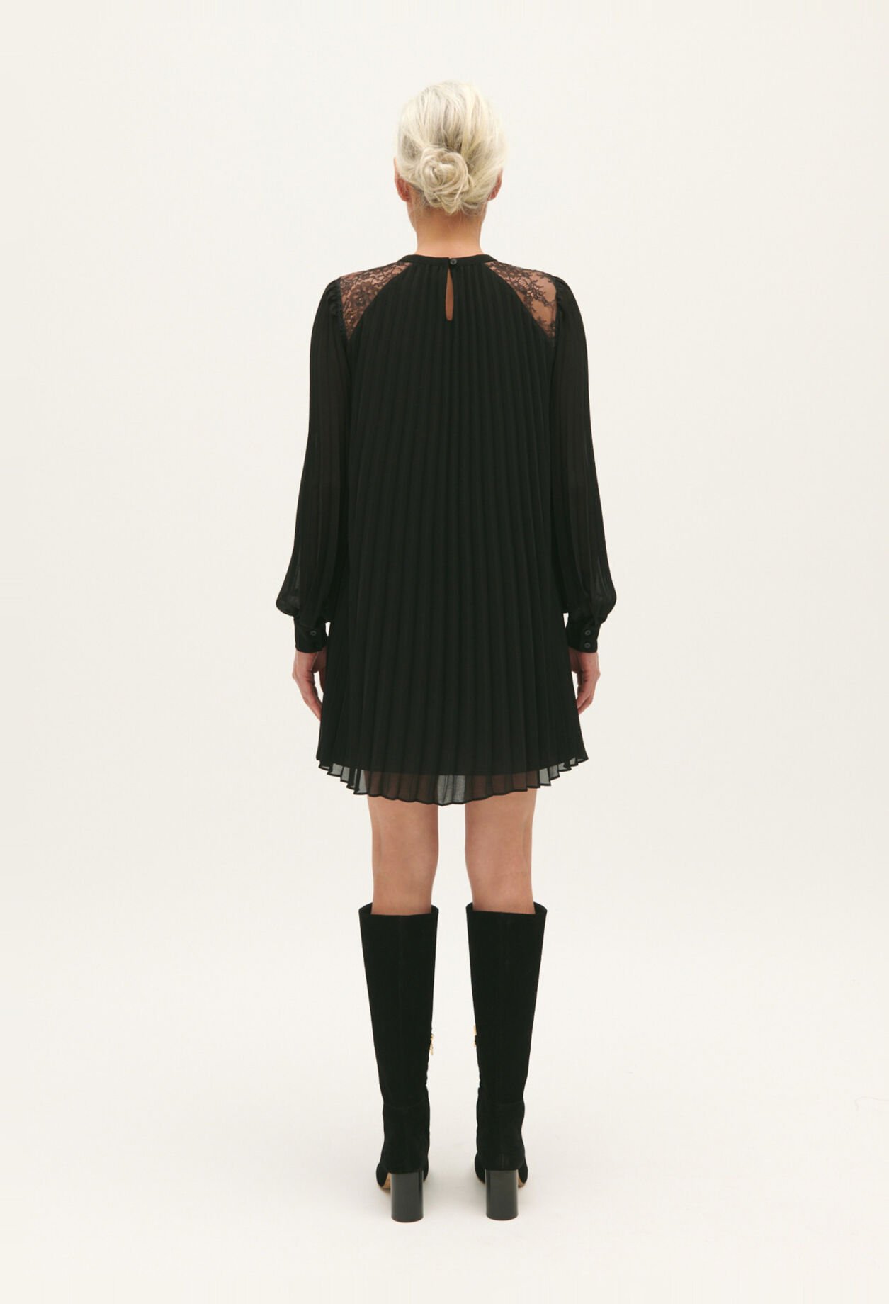 Robe courte plissée noire