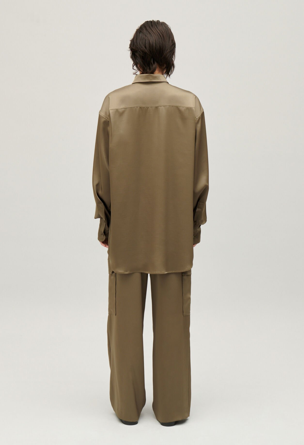 Chemise satinée ample kaki