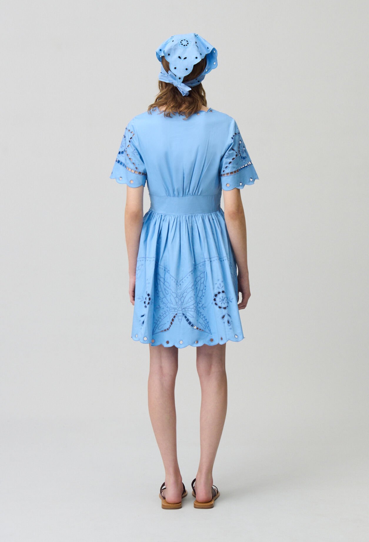 Robe courte broderies papillon