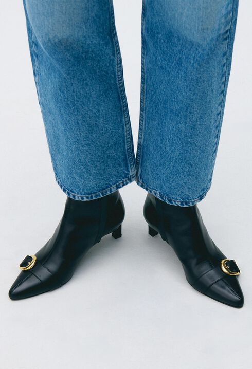 Bottines cuir boucle dor&eacute;e