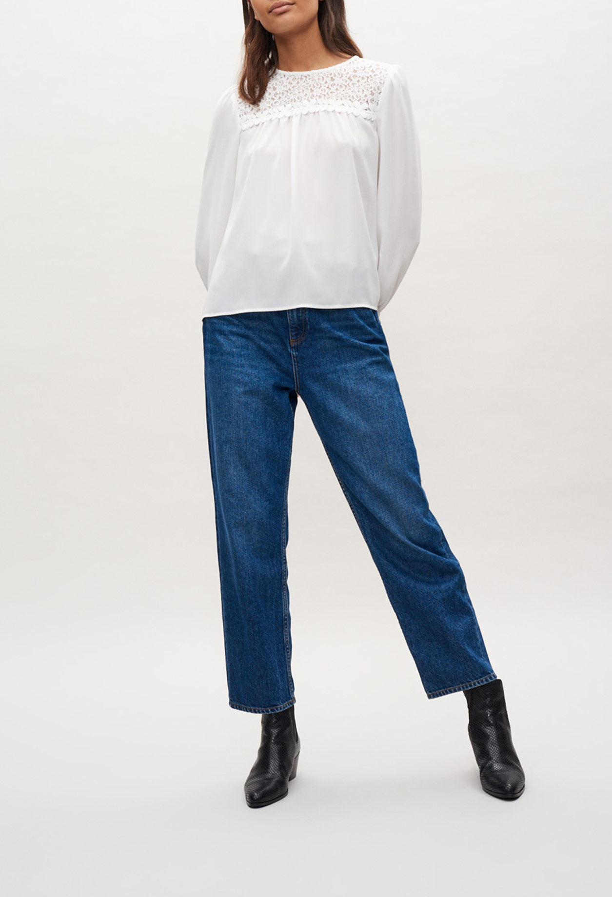 Blouse à détails guipures.