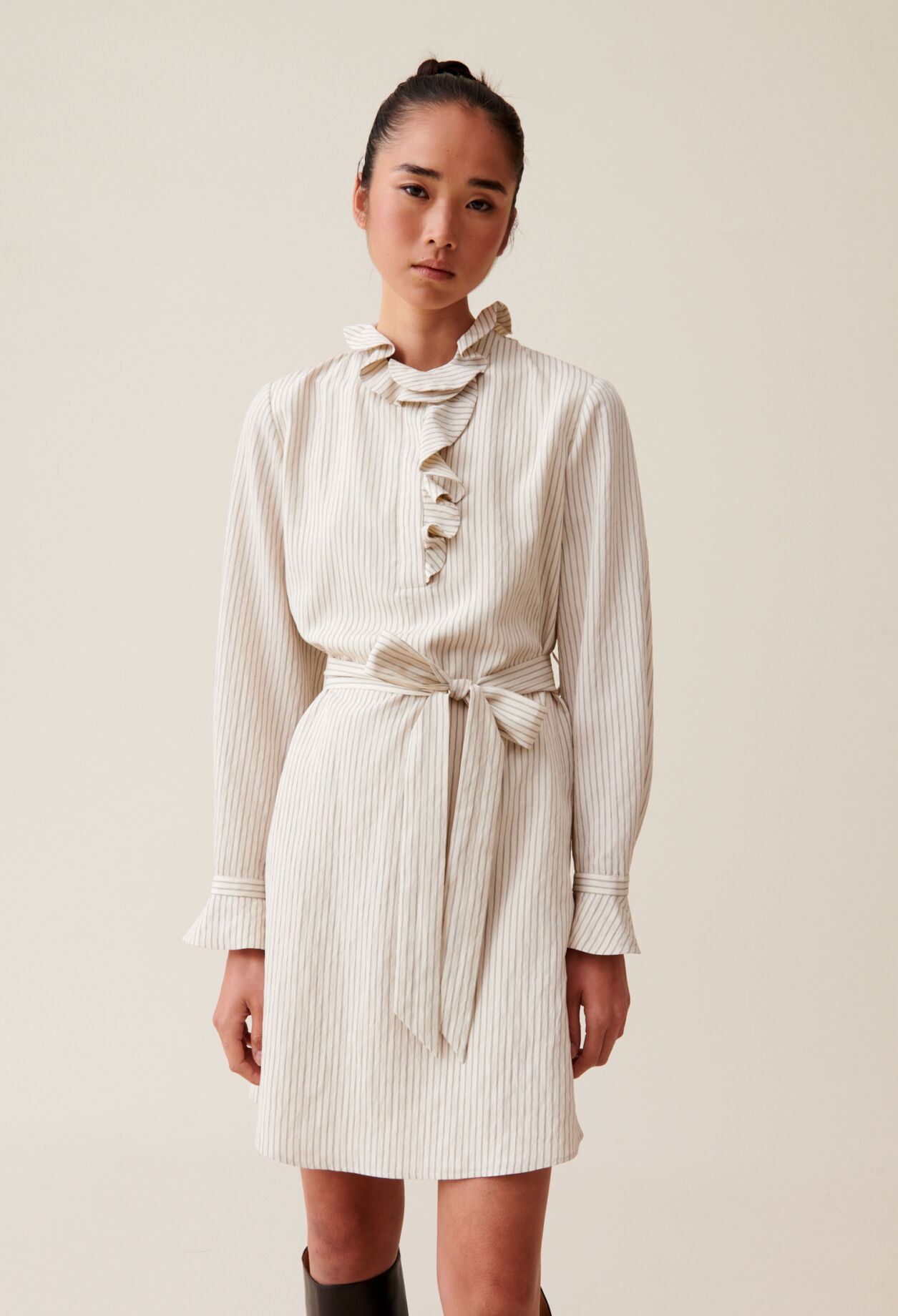 Robe rayée col volanté