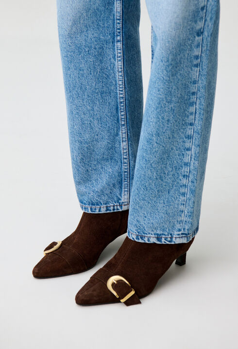 Bottines su&egrave;de boucle dor&eacute;e