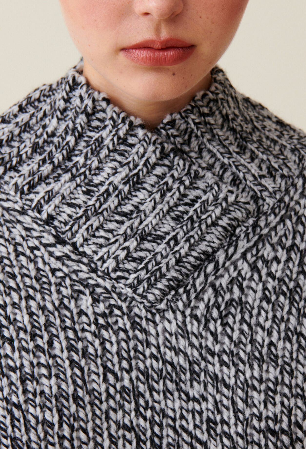 Pull grosse maille col V gris