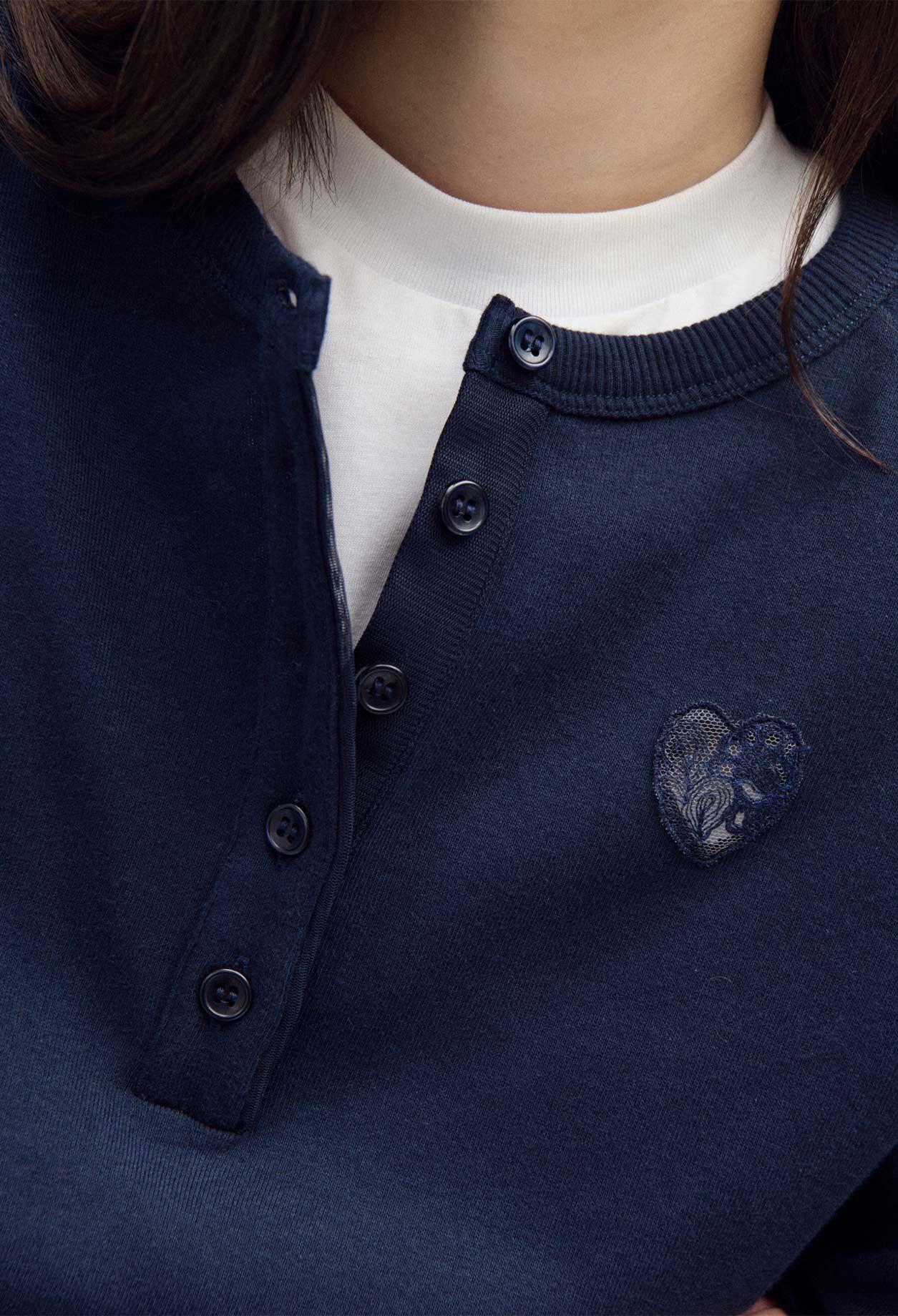 Top marine en coton &agrave; c&oelig;ur dentelle