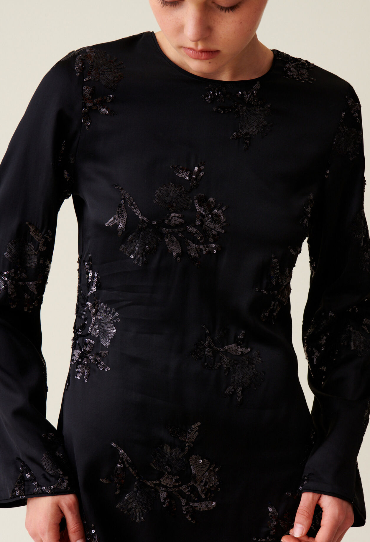 Robe courte noire sequins brod&eacute;s