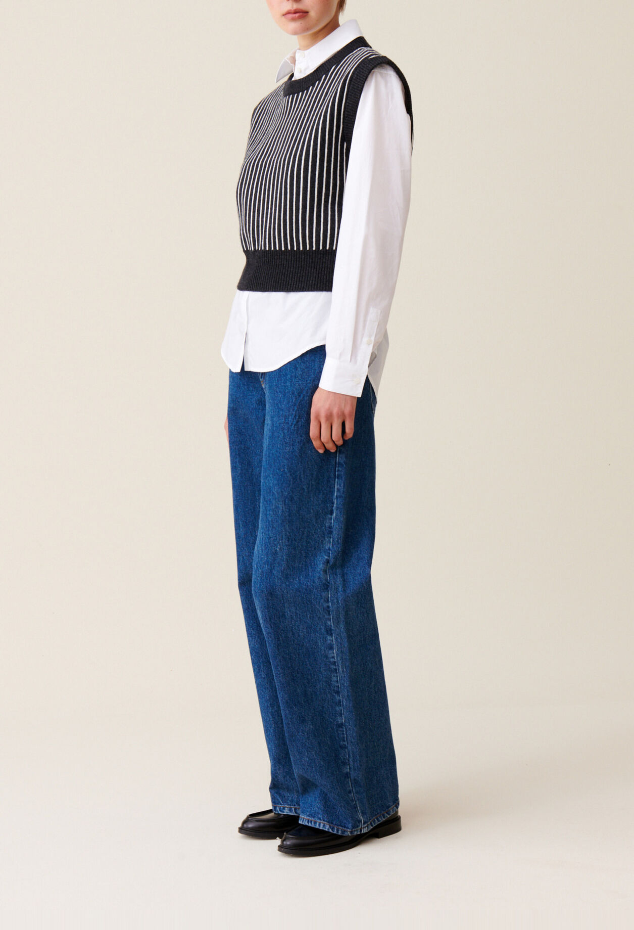 Pull ray&eacute; sans manches maille