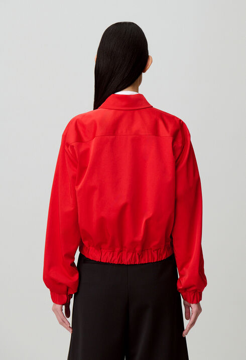 Blouson satin&eacute; court et large