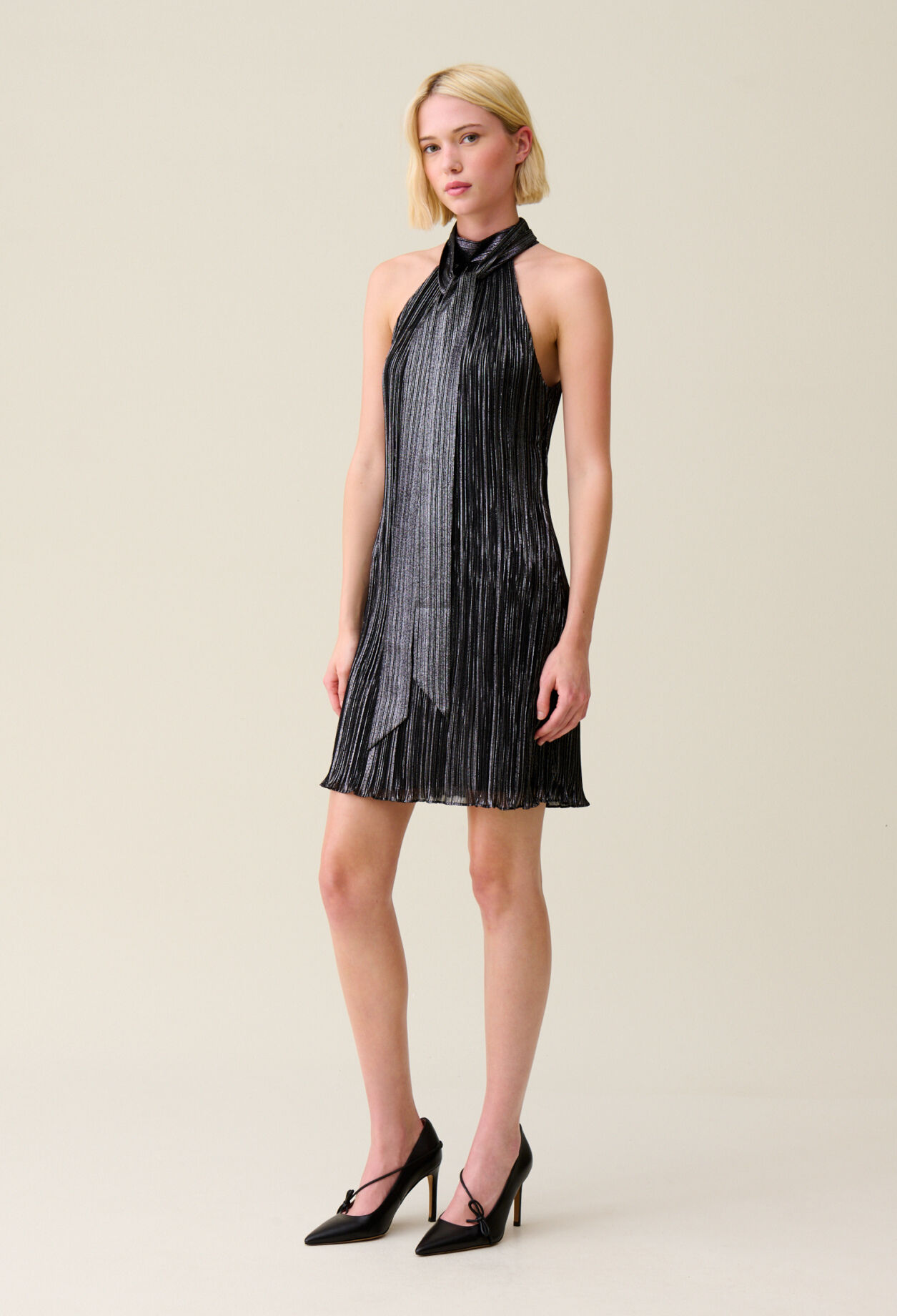 Robe courte plissée argentée