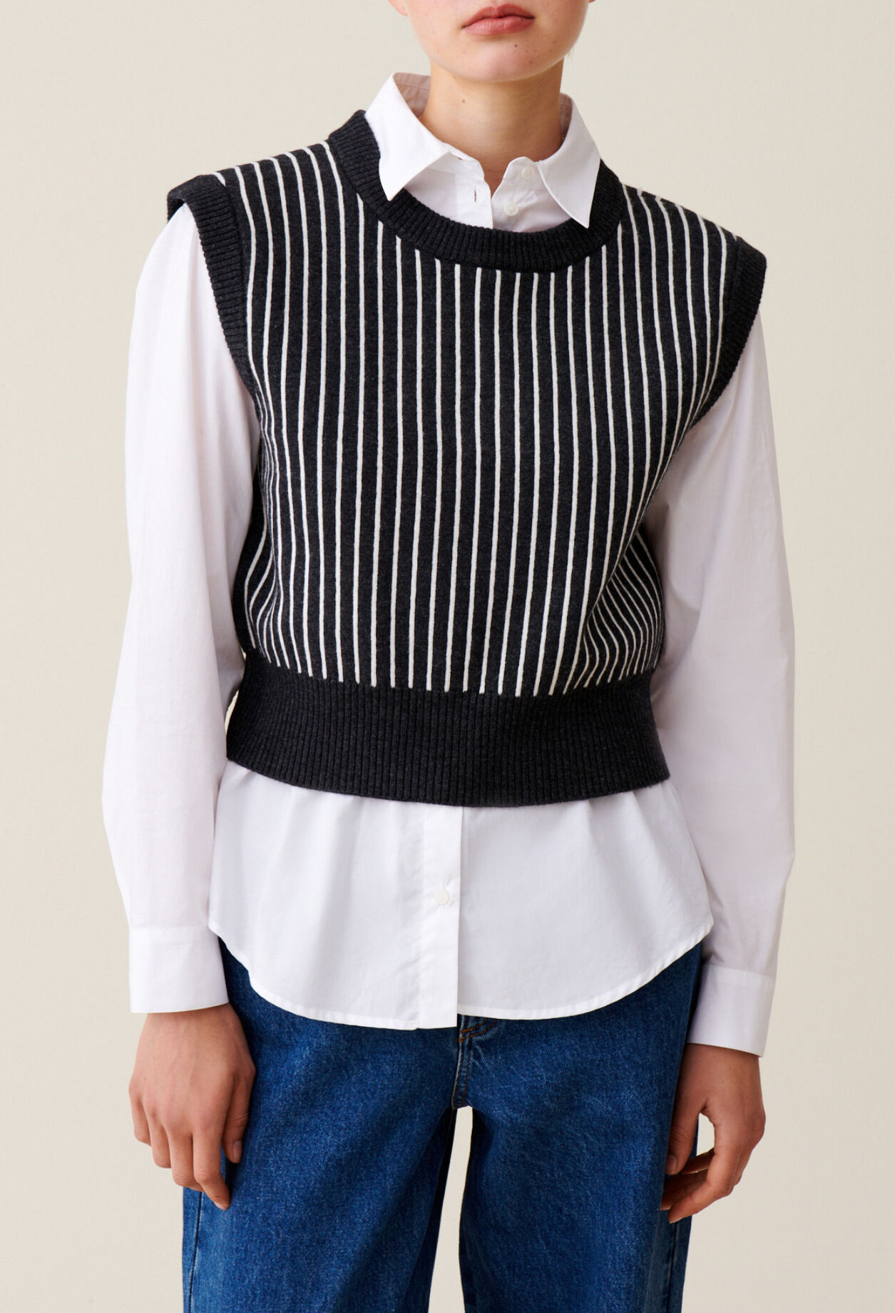 Pull ray&eacute; sans manches maille