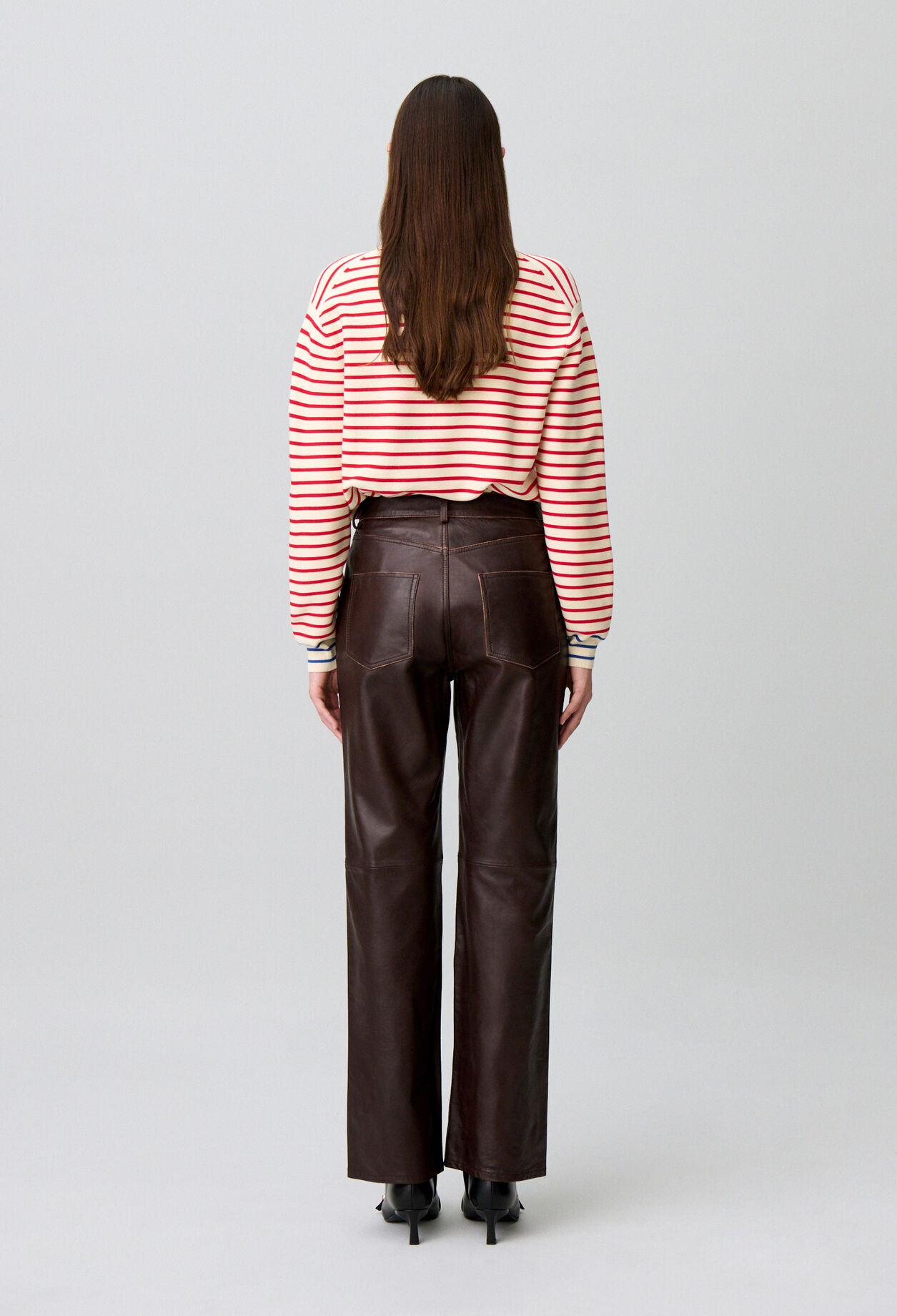 Pantalon droit cuir bouton dor&eacute;