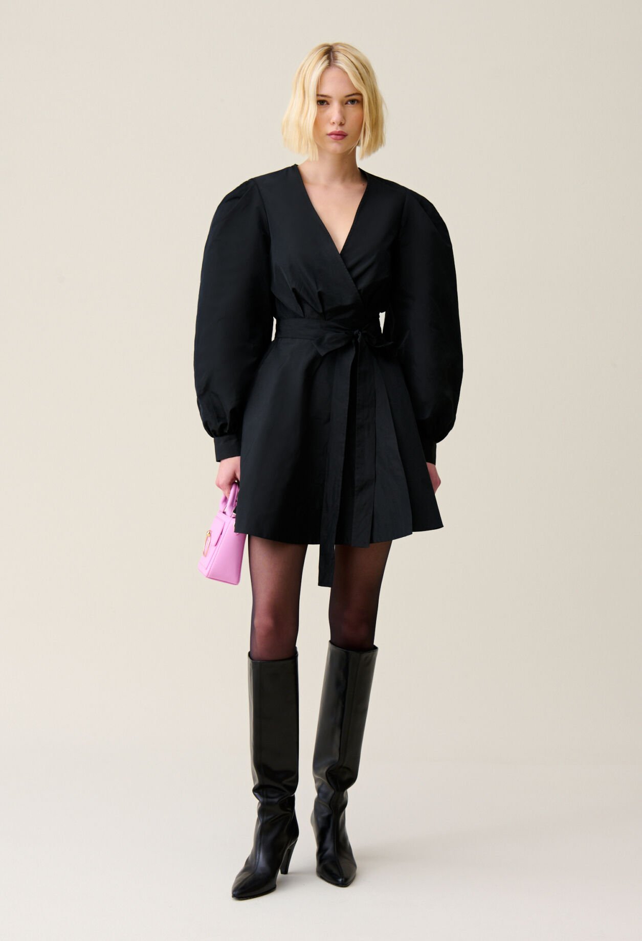 Robe courte manches ballons noire