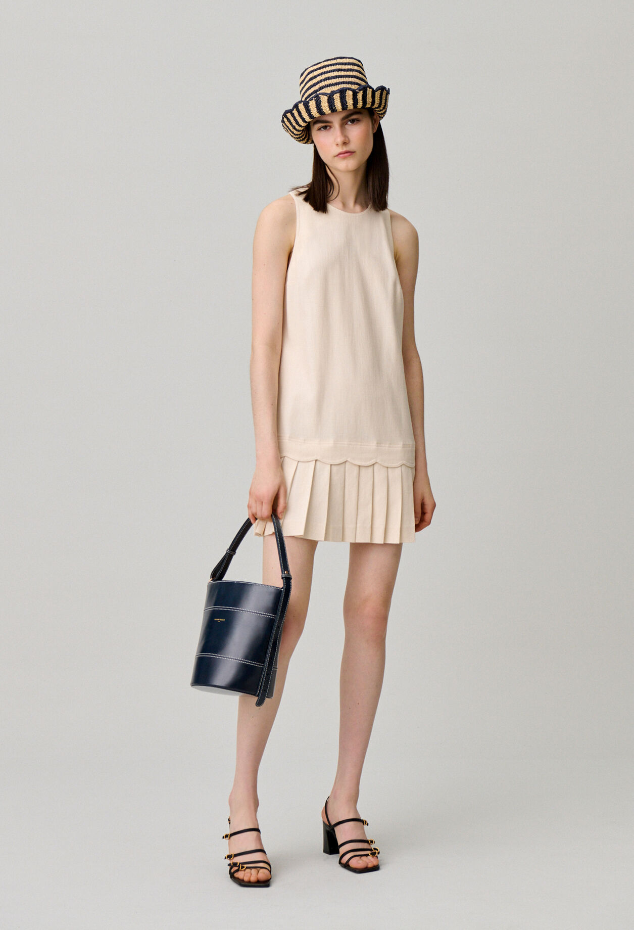 Robe courte pliss&eacute;e