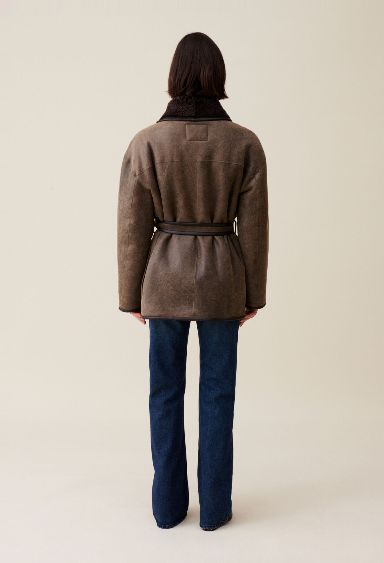 Peau lain&eacute;e ceintur&eacute;e taupe