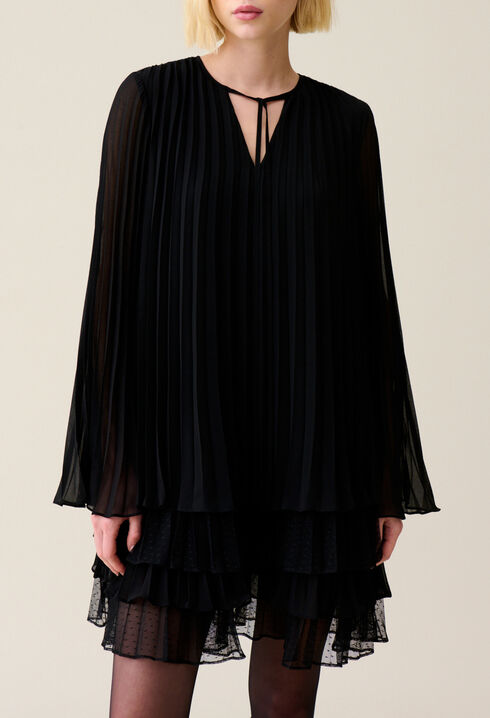 Robe courte noire volant&eacute;e
